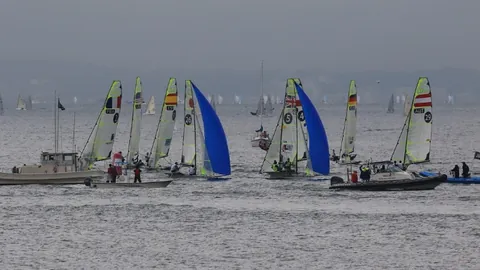 “NBA季后赛首轮对决出炉，湖人迎战勇士焦点大战”