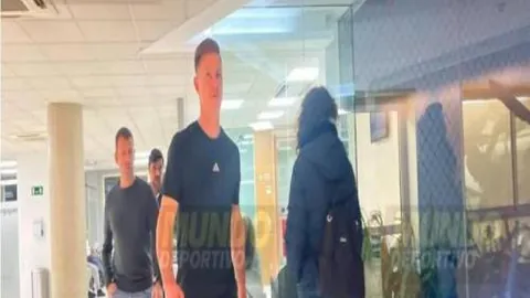 蒂亞戈英超首战传射亮眼，75次传球赢得球迷喜爱