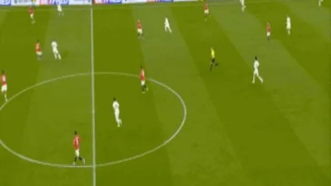 “曼联铁心留B费？球星内心独白揭示忠诚与俱乐部态度的微妙冲突！”